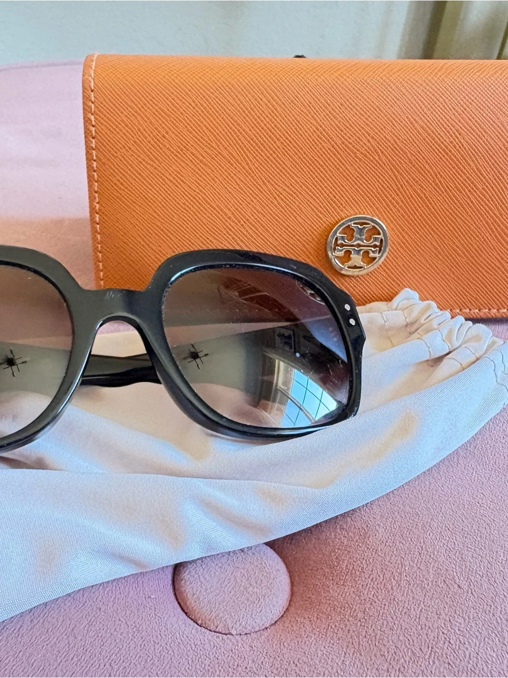 WIDE Tory Burch Black Sunglasses w/Case and dust bag Ty7143u